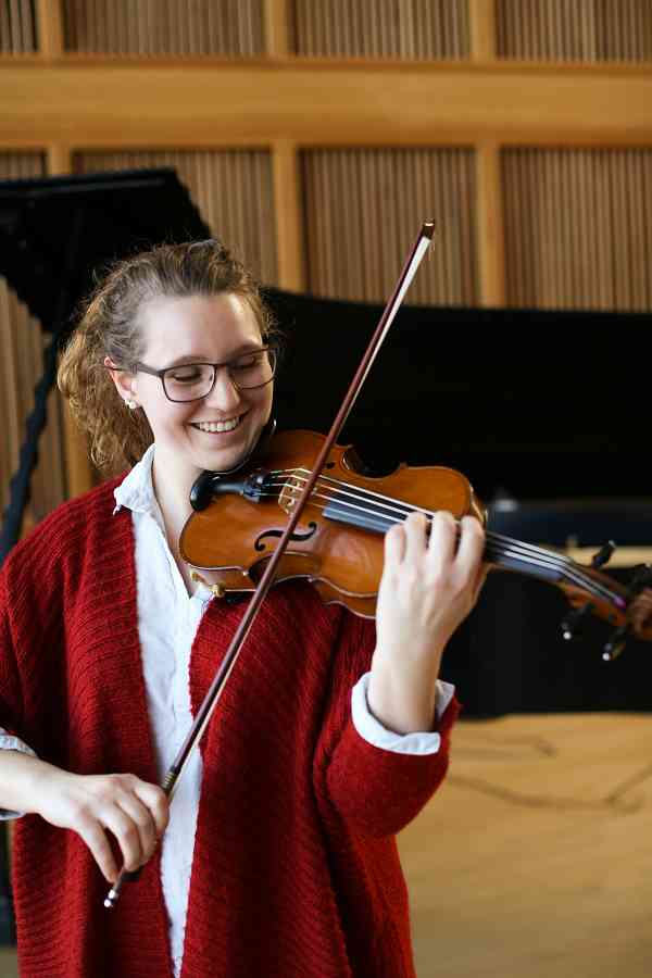 Violin Instructor Cassandra Moore Lyons